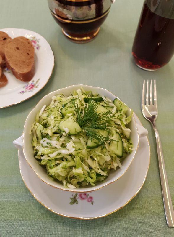 Нежный салат из капусты и огурцов для летнего стола