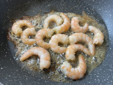 Приготовьте изысканный салат с креветками всего за 15 минут!