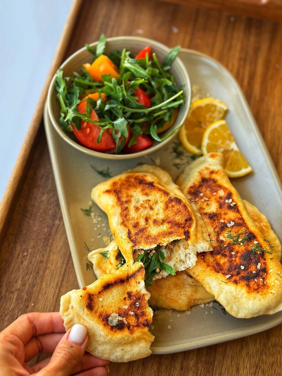 Кулинарный эксперимент: хрустящие лепешки с тофу и рукколой