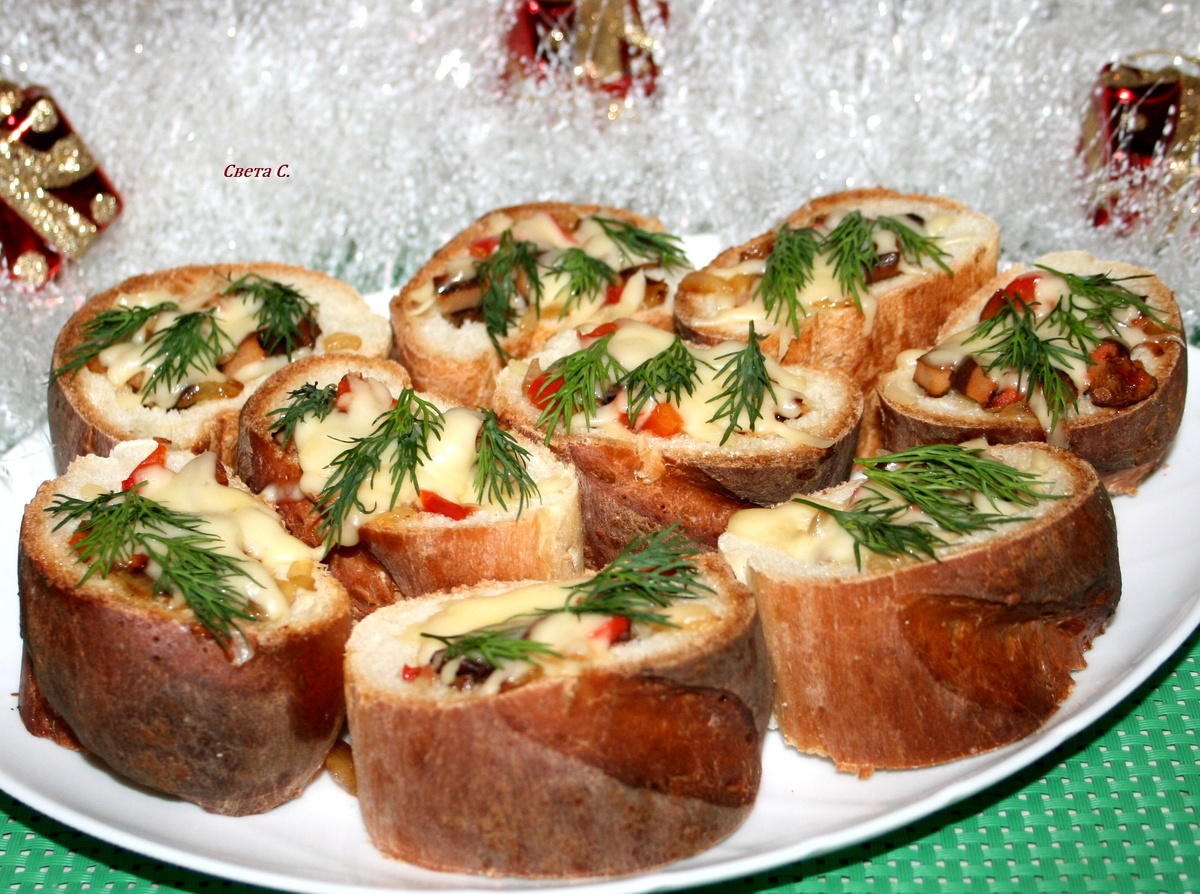 Сытная закуска для праздничного стола: рецепты оригинальных "Пенечков" с грибами