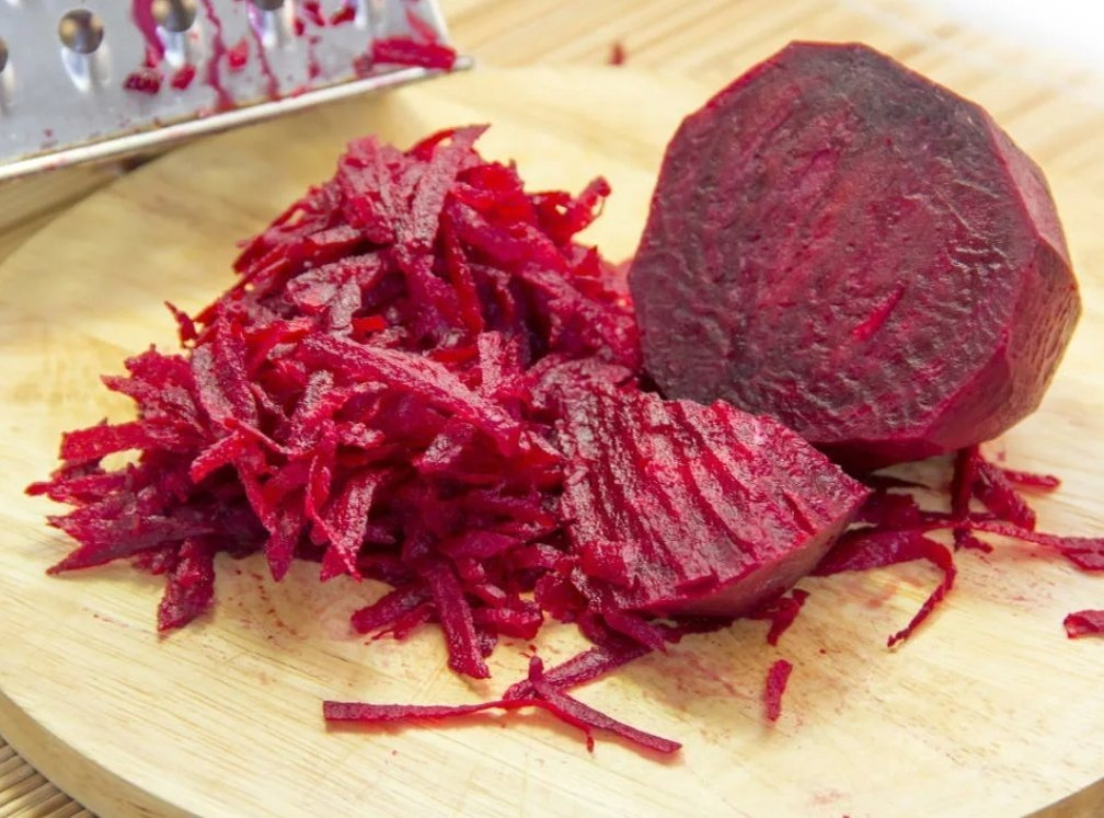 Салаты из свеклы: яркие рецепты для экономного стола