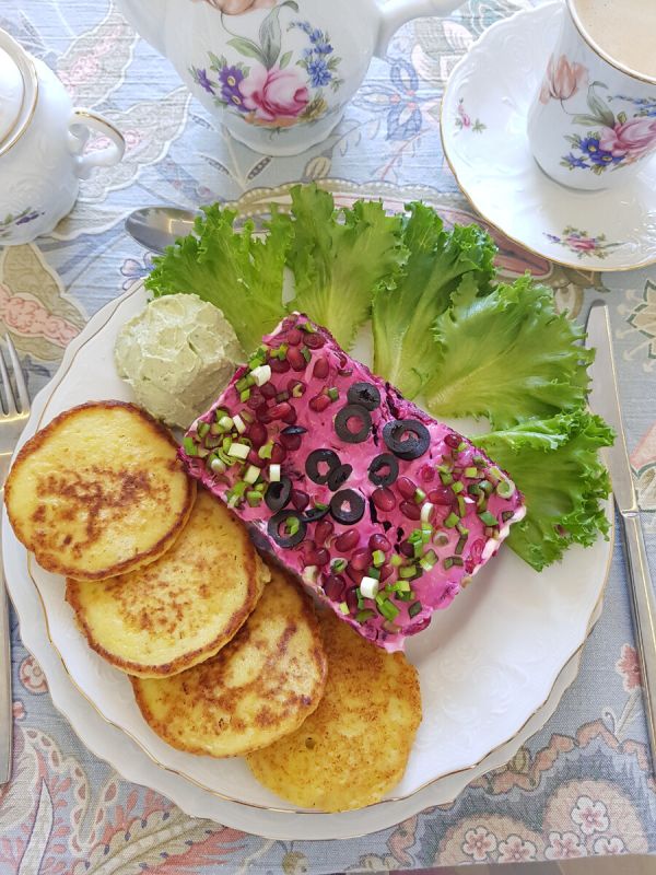 Праздничный завтрак: картофельные оладьи с неркой под шубой