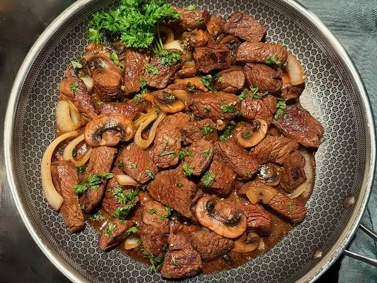 Быстрый и Вкусный Рецепт Говядины с Чесноком и Грибами