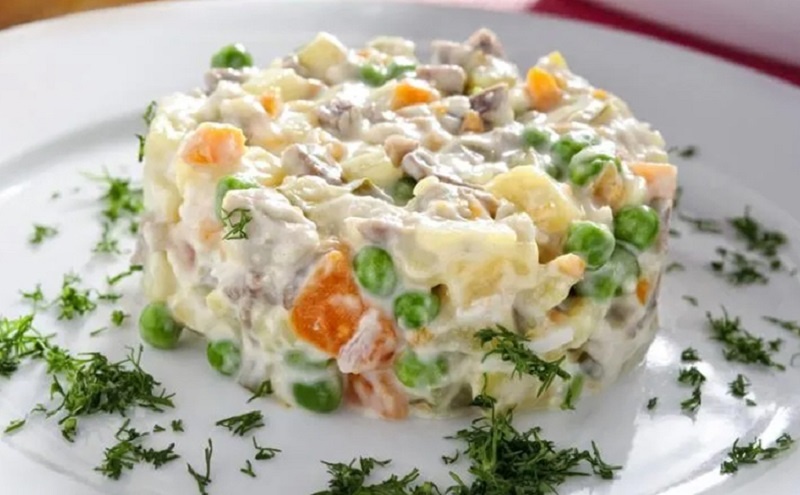 Оливье нового времени: как обновить традиционный салат и впечатлить гостей