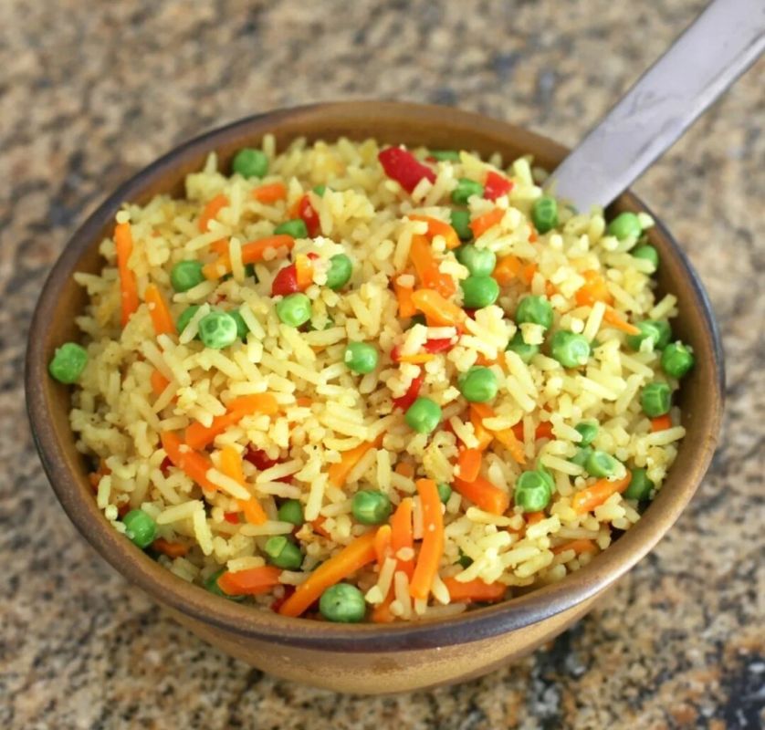 Рис с овощами, горошком и куркумой