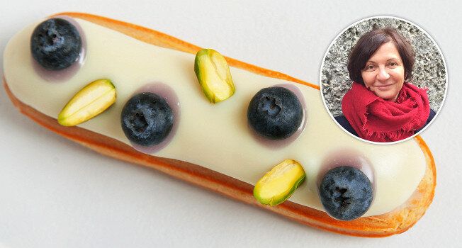 Эклер с черной смородиной