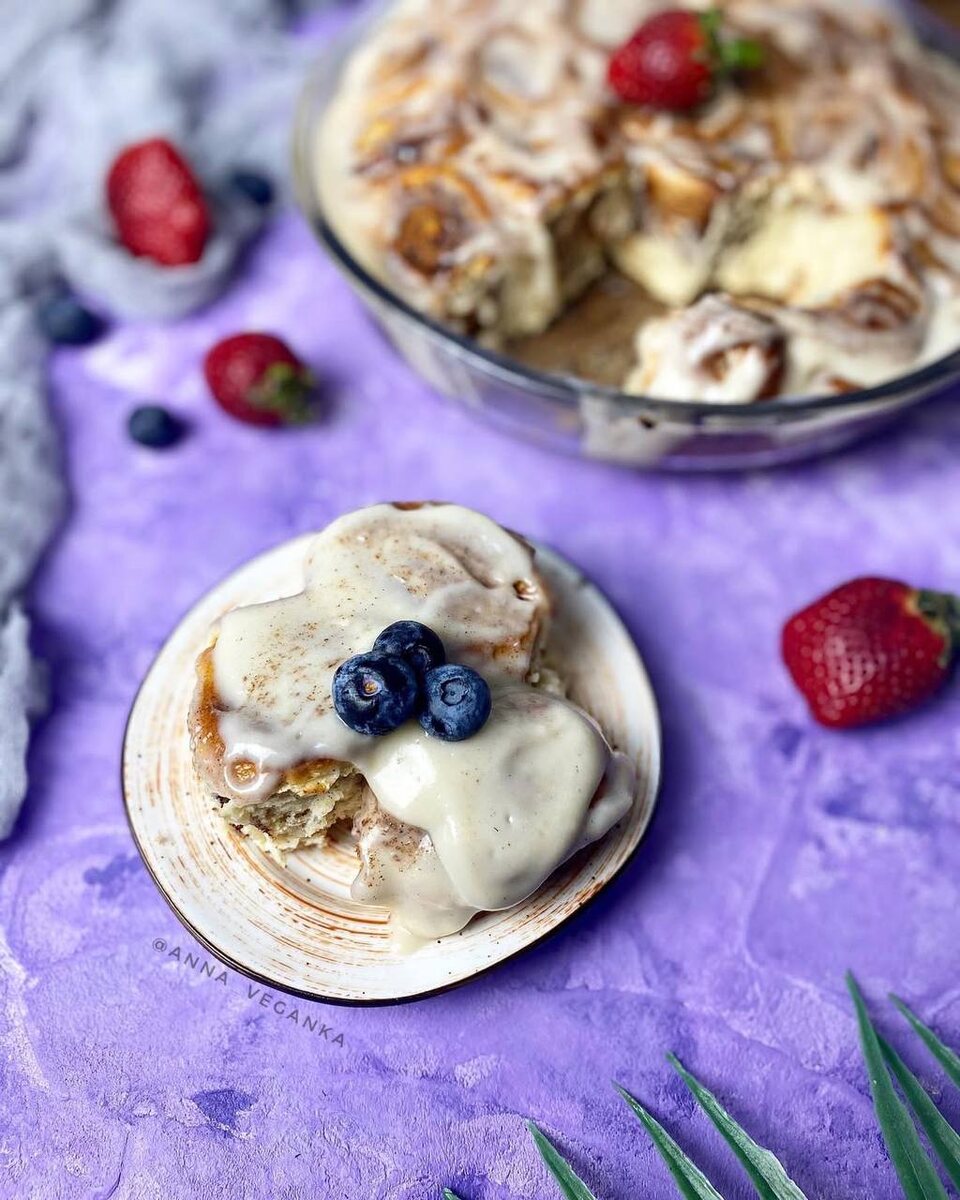 Нежные булочки с корицей в оригинальном соусе без молока и яиц