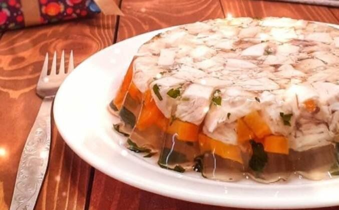 Нежное заливное из курицы: простой рецепт для любого стола