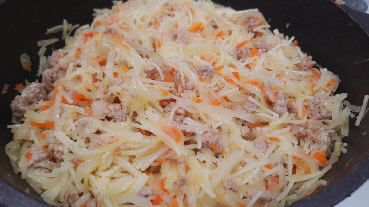 Лёгкий рецепт тушёной капусты с вермишелью, который поможет похудеть