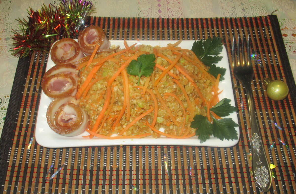 Насыщенный овощной салат с неожиданной заправкой для праздничного стола