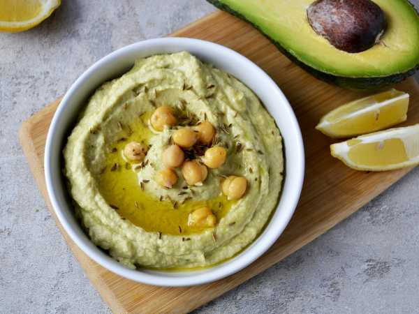 Средиземноморский хумус с авокадо и оливками: новый взгляд на классический вкус
