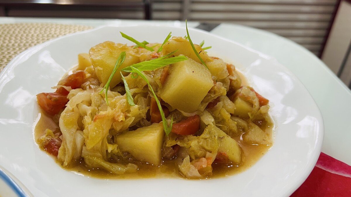 Вкусный ужин за пять шагов: картофель с капустой