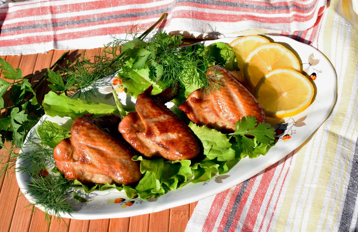 Копченые куриные крылышки с медом: идеальная закуска для пикника