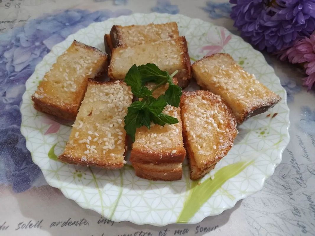 Простое сладкое удовольствие: десерт к чаю из батона с джемом и кунжутом