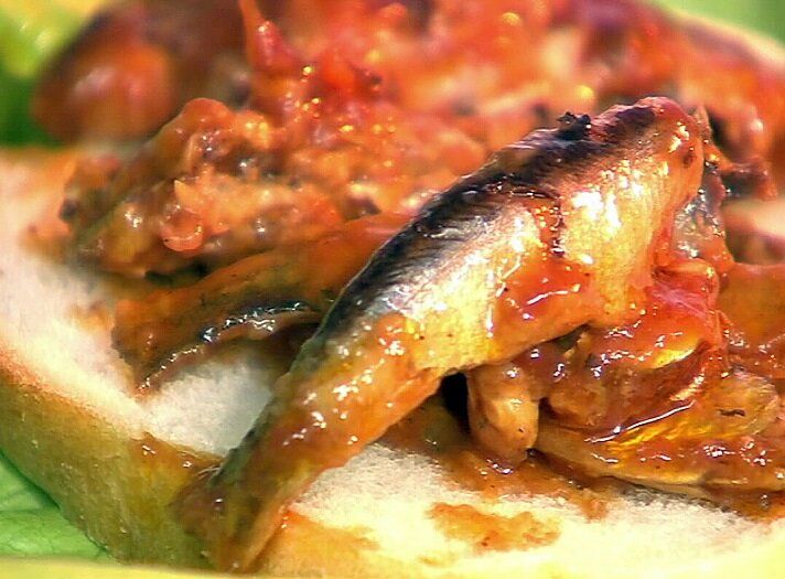 Вкусное и простое: закуска из кильки в томате по старинному рецепту