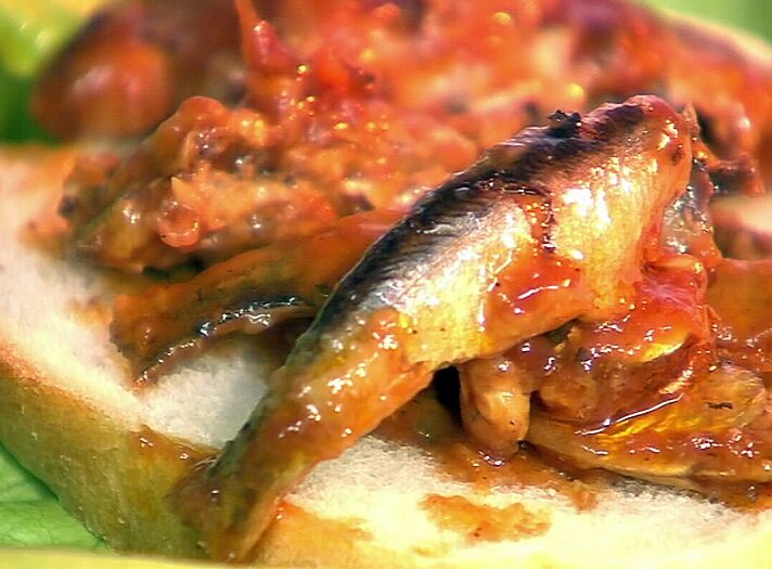 Вкусное и простое: закуска из кильки в томате по старинному рецепту