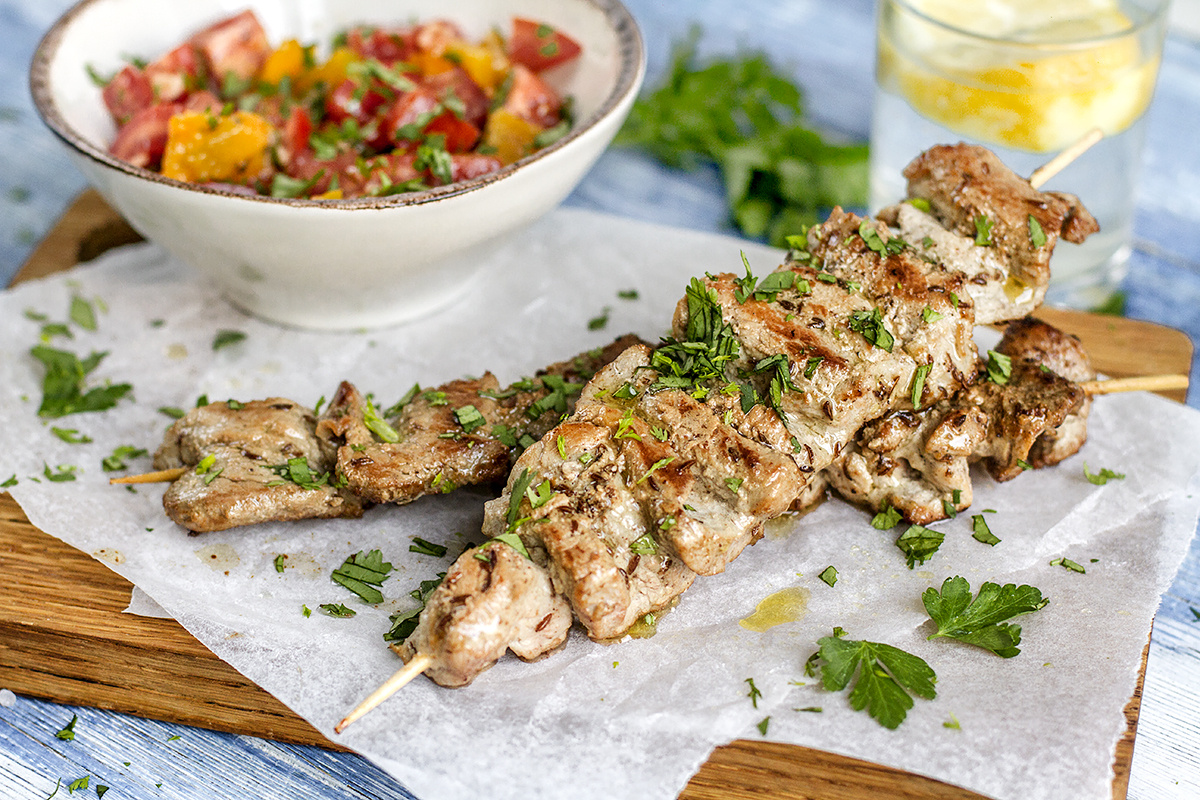 Весна на кухне: шашлычки из свинины в кокосовом маринаде с овощами и кешью