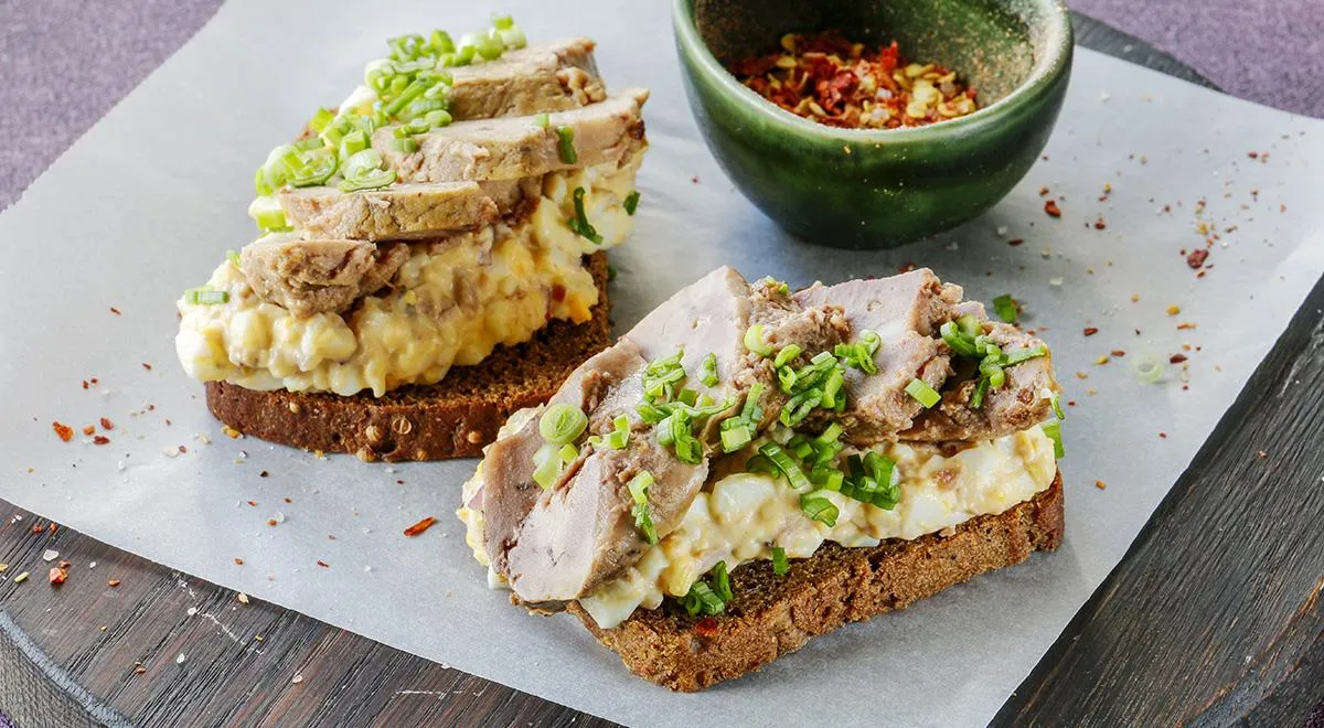 Нежный бутерброд с печенью трески и яйцом