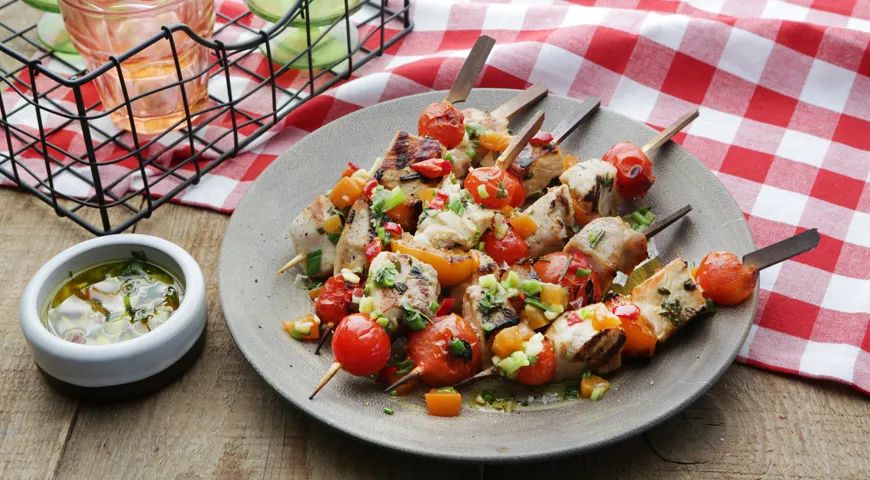 Вкус лета: шашлыки из свинины с абрикосами и помидорами черри