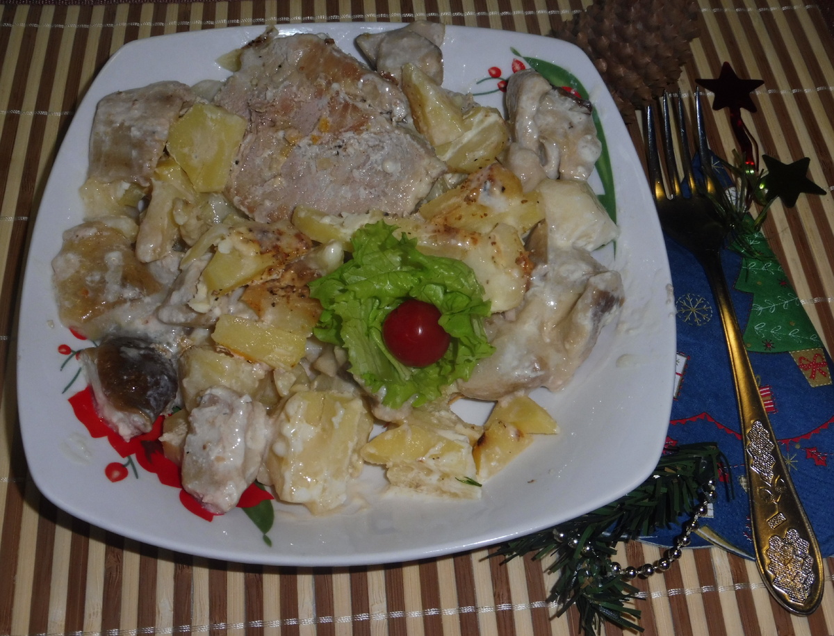 Сытное блюдо: картофель с мясом и грибами на праздничный стол