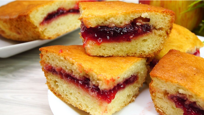 Уникальный заливной пирог с вареньем, который приятно удивит вас