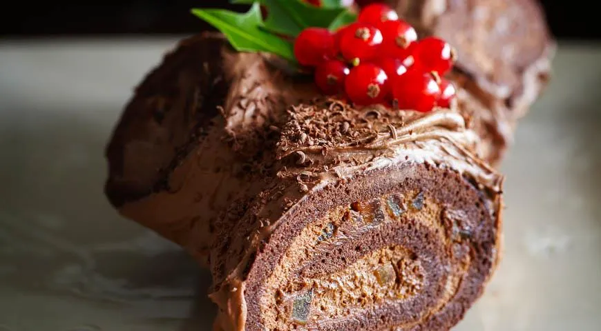 Шоколадное полено: как обновить классический десерт с помощью темного шоколада