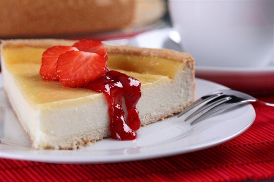 Вкусная творожная запеканка с ягодным сиропом