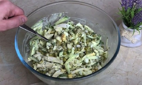 Салат с горошком и кальмаром: быстрый и вкусный ужин за считанные минуты