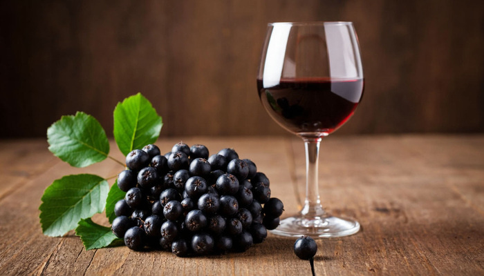 Как приготовить настойку из черноплодной рябины на самогоне