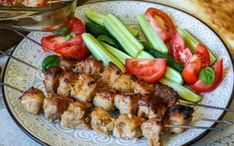 Запеченные шашлычки в духовке: как сделать мясо на шпажках вкуснее