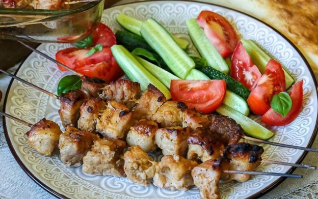 Запеченные шашлычки в духовке: как сделать мясо на шпажках вкуснее