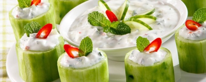 Вкусная закуска за минуту: огурцы с сырным кремом и хреном