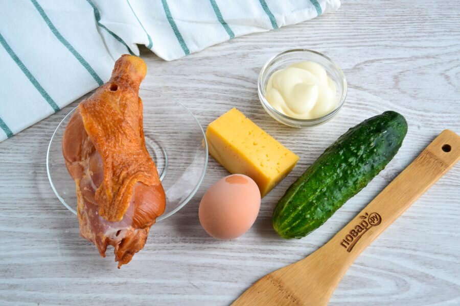 Погружение в свежесть: салат с копченым мясом и огурцом
