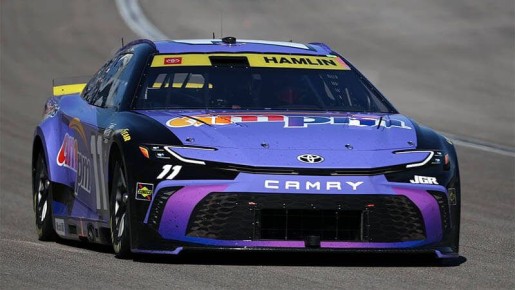 Хэмлин празднует 60-ю победу в NASCAR на ярком финале в Лас-Вегасе