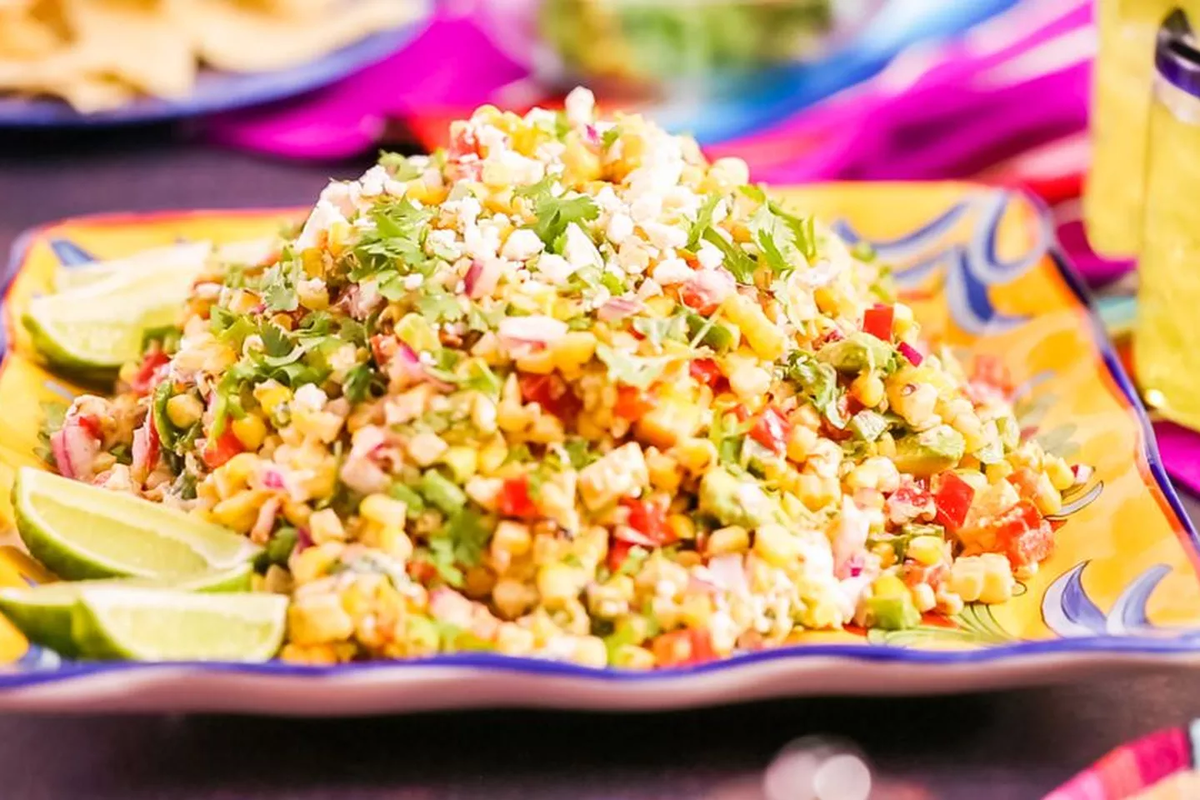 Уличный вкус Мексики: популярный салат с кукурузой и свежими овощами