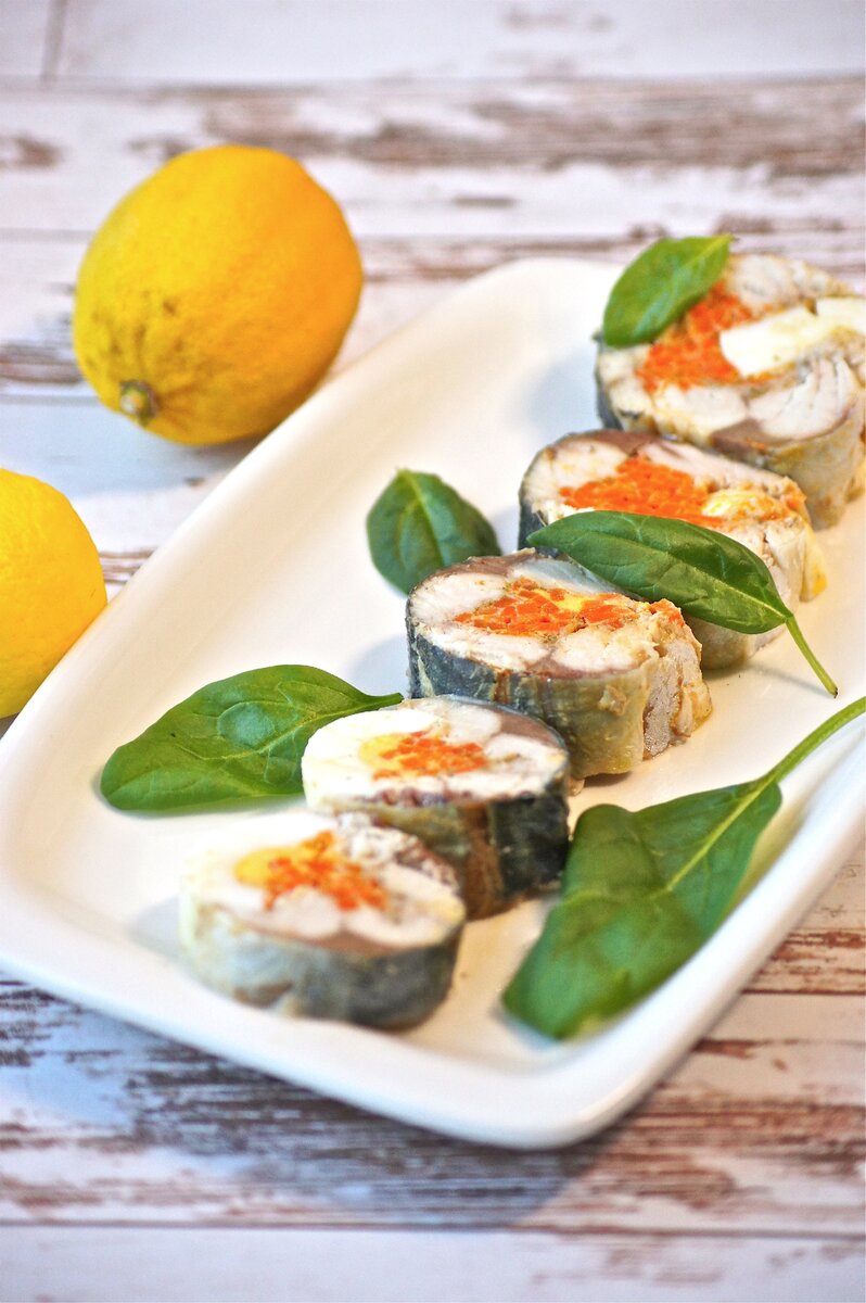 Праздничный рулет из скумбрии: простой и эффектный рецепт