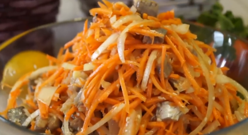 Пикантная закуска из сельди: как приготовить селедку 'Хе'