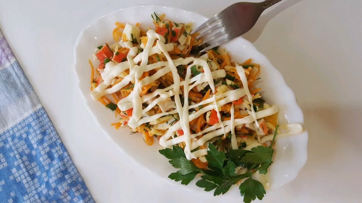Салат с корейской морковью, сыром и крабовыми палочками