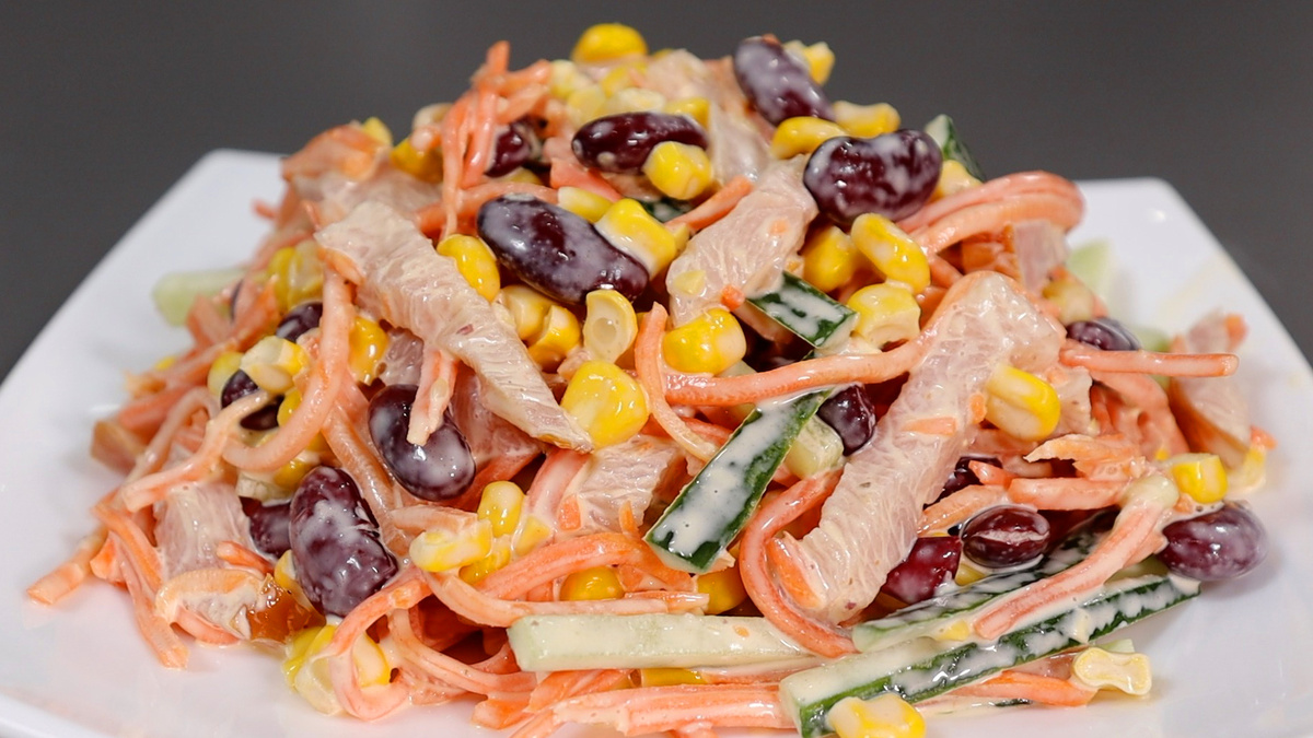 Салат «Калейдоскоп»: быстрое и яркое украшение для новогоднего стола