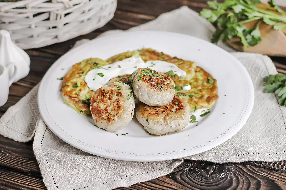 Кулинарные фантазии: Куриные котлеты и кабачковые оладьи