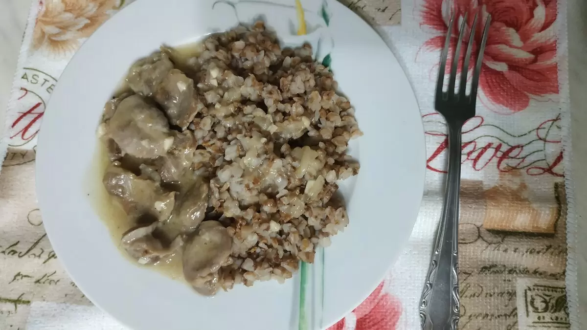 Ностальгия по советской кухне: как приготовить аппетитные куриные желудочки в сметане