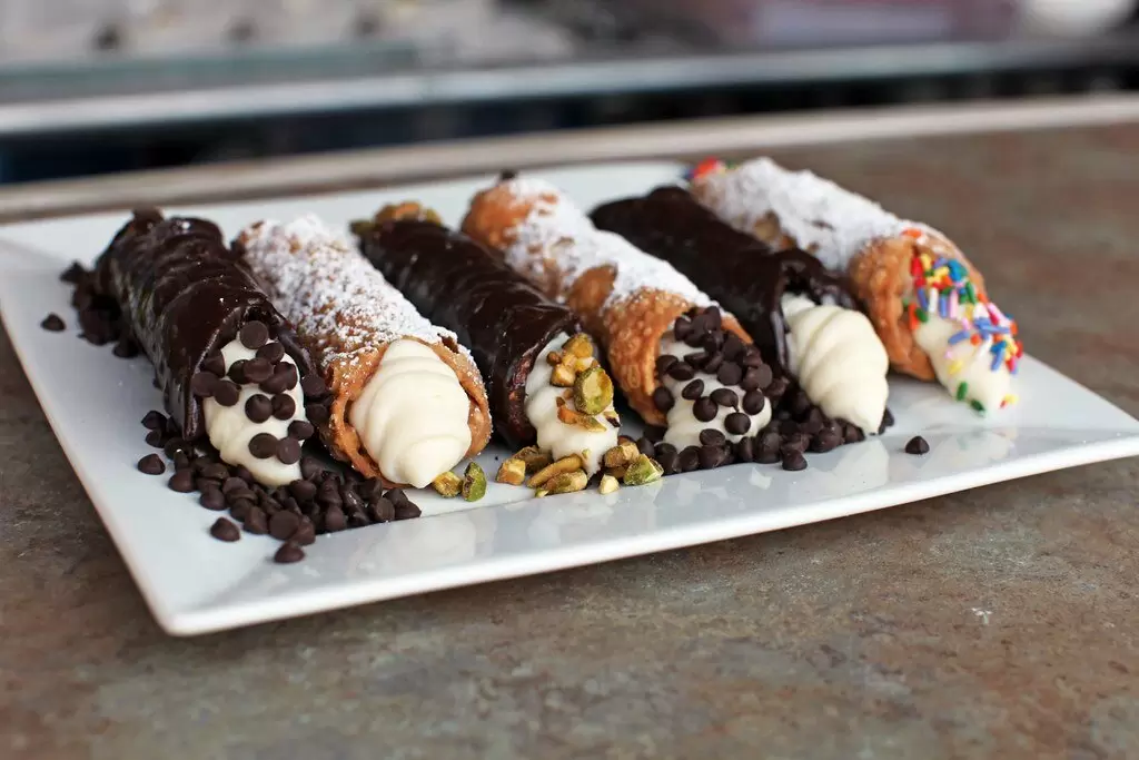 Как приготовить необычные канноли: секреты хрустящих трубочек с рикоттой