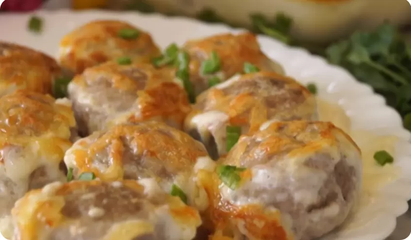 Нежные фрикадельки в сливочном соусе: быстро и вкусно