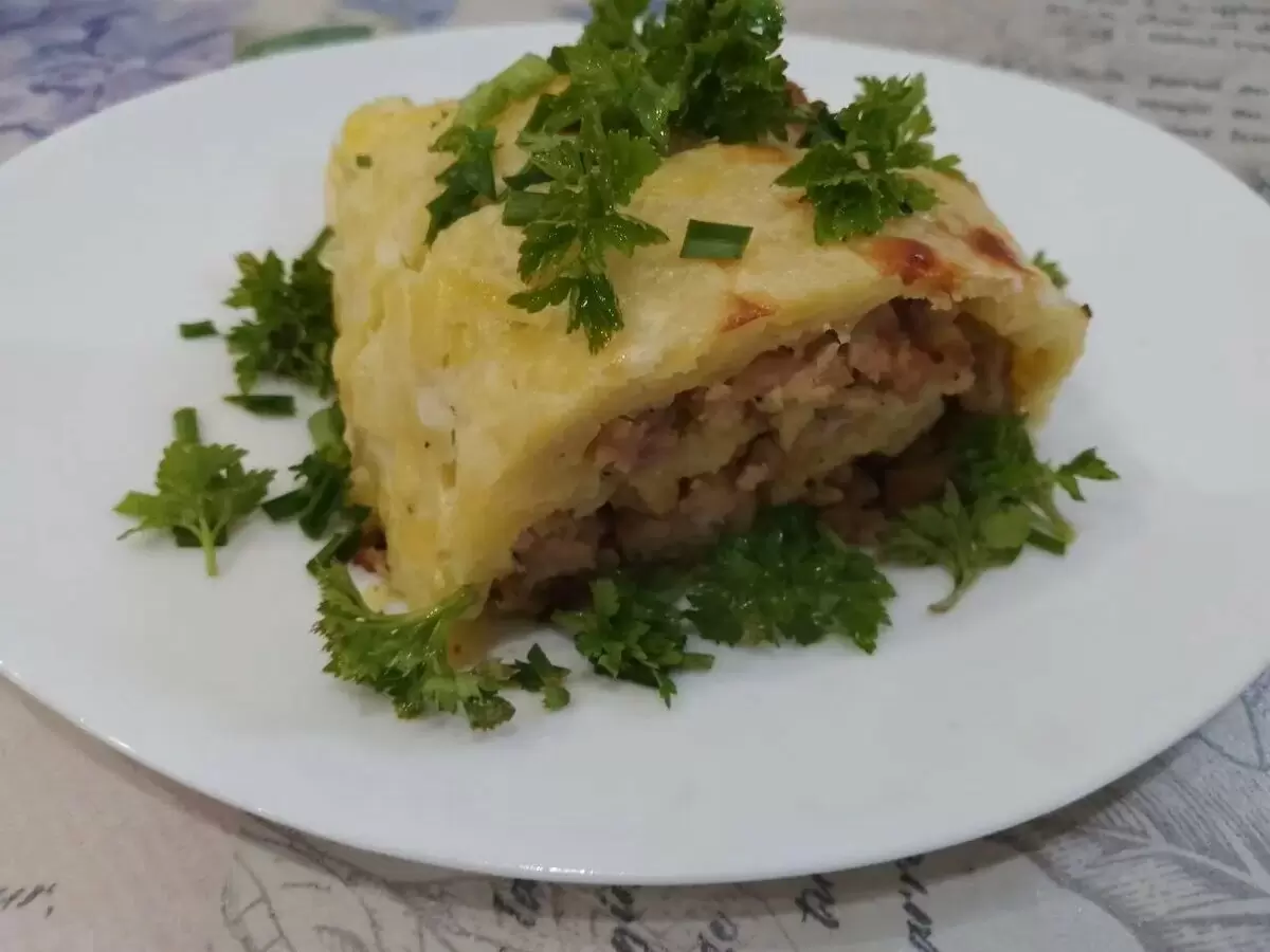 Вкусный картофельный рулет с легкой мясной начинкой