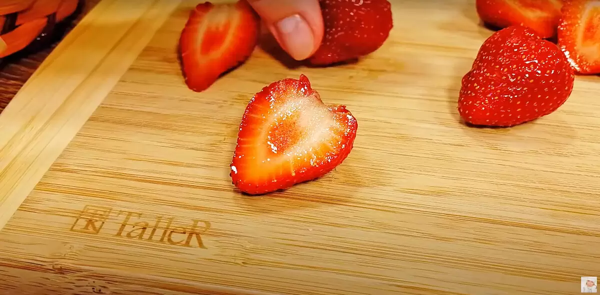 Летние пирожки за 15 минут: быстро и вкусно с клубникой или бананом