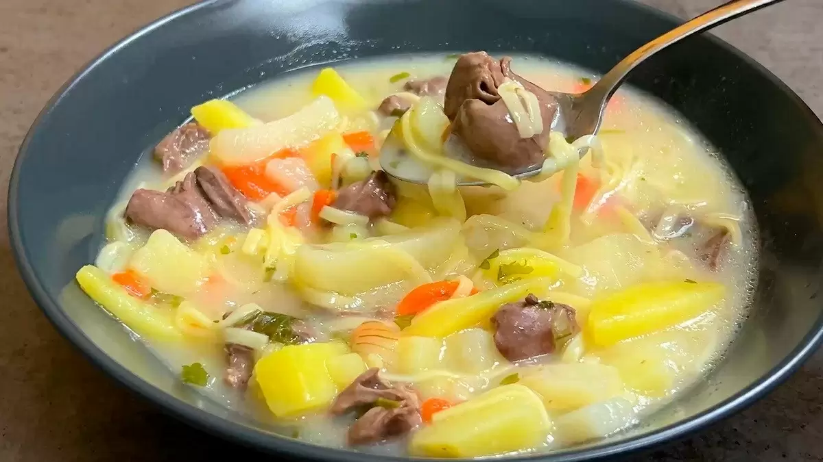 Спокойный сырный суп с куриными сердечками для уютного меню