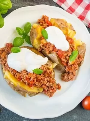 Запечённый картофель с мясным соусом, который покорит ваше сердце