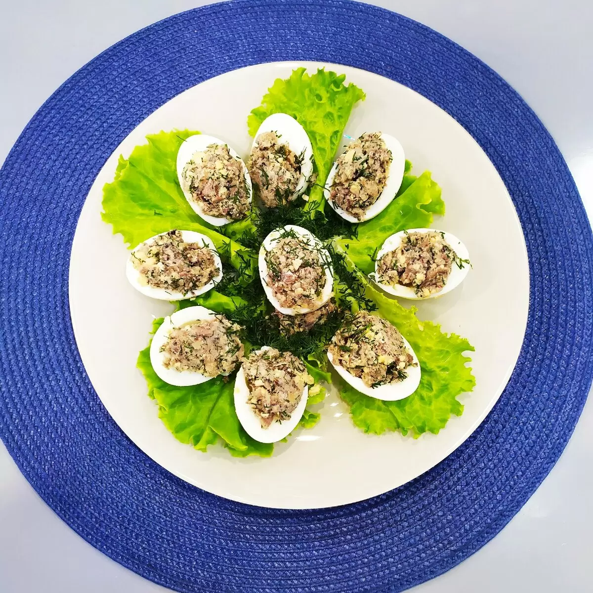 Праздник вкуса: яйца со шпротами на завтрак