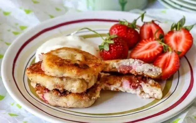 Нежные сырники с клубникой: идеальный десерт для лета