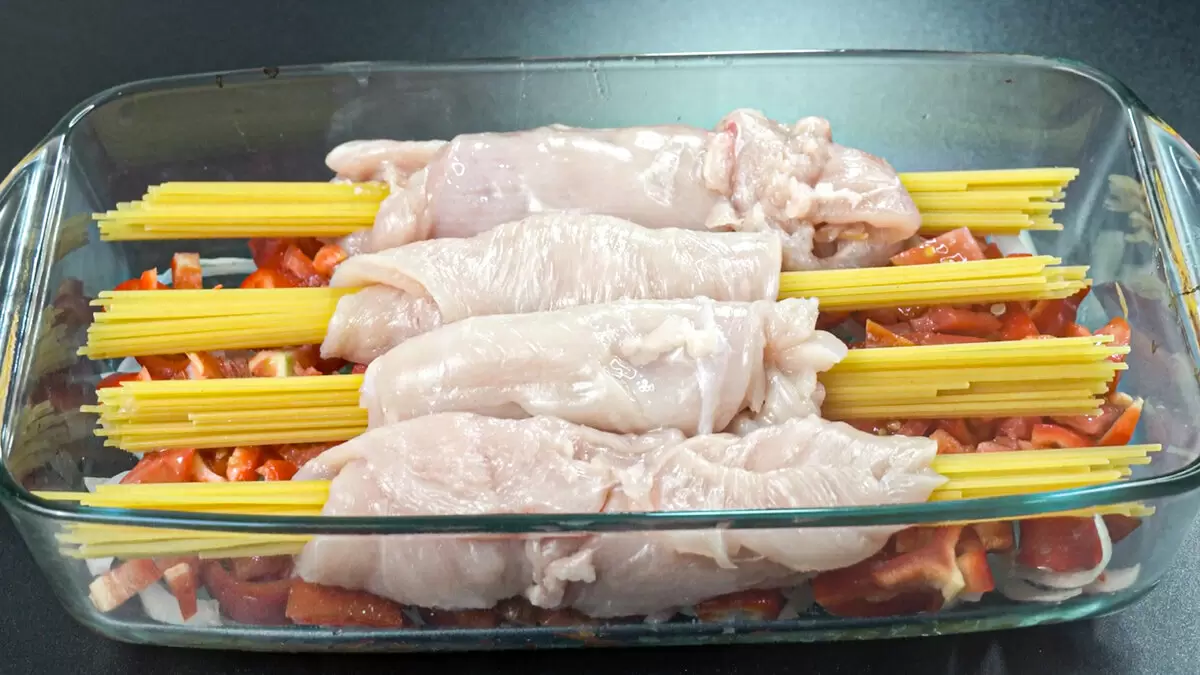 Простой и вкусный ужин за 15 минут: как удивить домочадцев курицей и спагетти